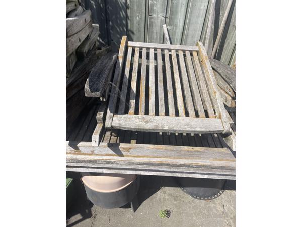 Gebruikte hardhouten tafels en stoelen