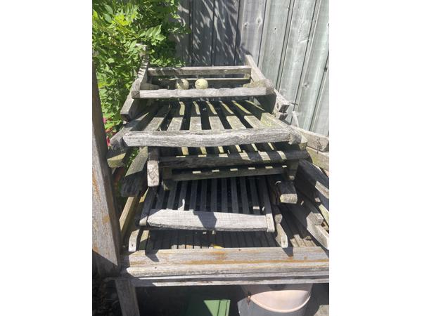 Gebruikte hardhouten tafels en stoelen