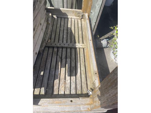 Gebruikte hardhouten tafels en stoelen