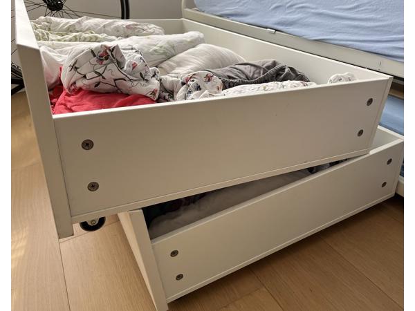 Ikea-bed incl. lattenbodem 140x200, ziet er nog goed uit