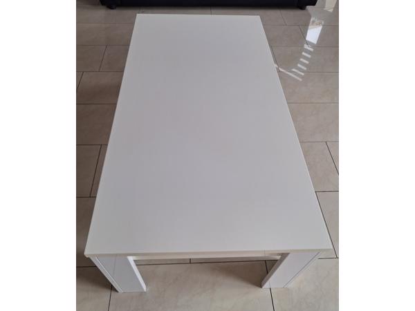 Eettafel met 6 stoelen en salontafel