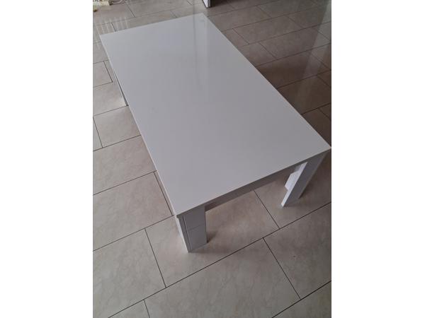 Eettafel met 6 stoelen en salontafel