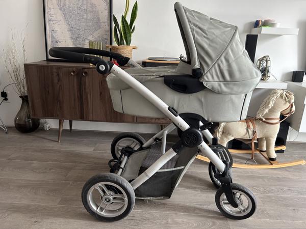 Kinderwagen met regenhoes en luiertas