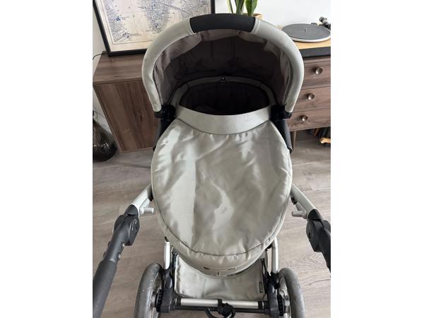 Kinderwagen met regenhoes en luiertas