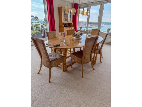 Grenen Orentafel met 8 Loyd Loom stoelen ovale tafel 240 bij 150 cm inklapbaar naar breedte 58 cm