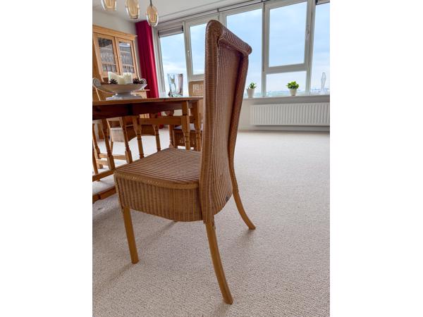 Grenen Orentafel met 8 Loyd Loom stoelen ovale tafel 240 bij 150 cm inklapbaar naar breedte 58 cm