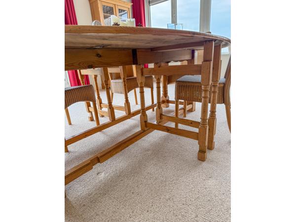 Grenen Orentafel met 8 Loyd Loom stoelen ovale tafel 240 bij 150 cm inklapbaar naar breedte 58 cm