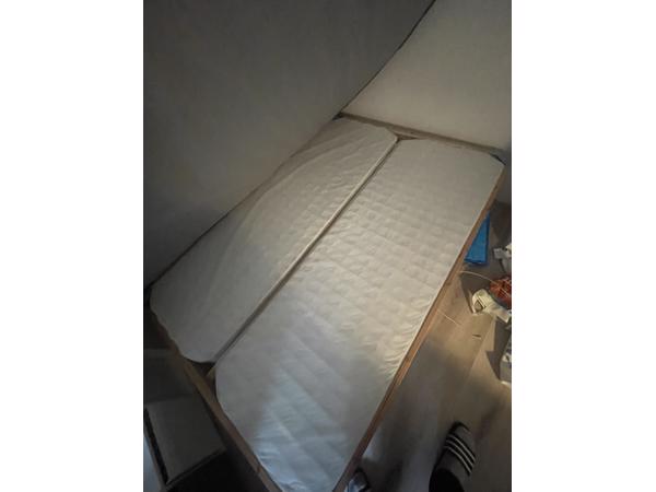 Bed frame 140cm breed - met lattenboden en boxspring