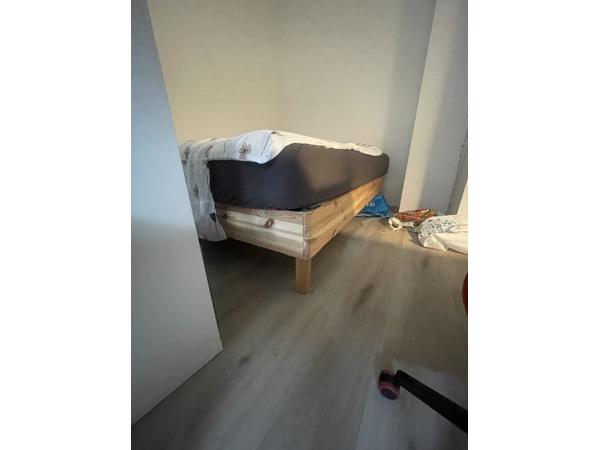 Bed frame 140cm breed - met lattenboden en boxspring