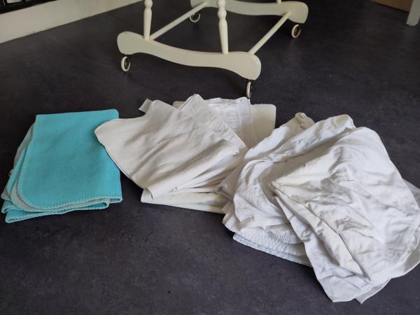 wieg met bekleding en beddengoed