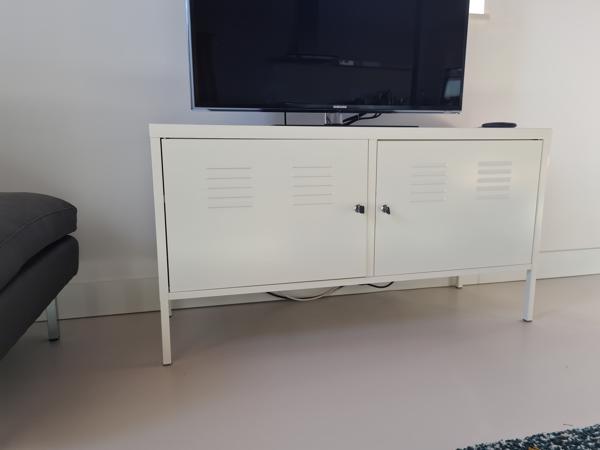 Ikea tv kasje wit met twee sleutels