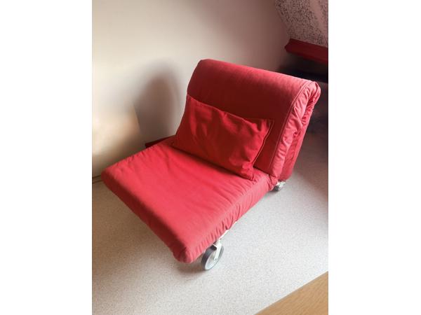 Rode eenpersoons stoelen / logeerbedden