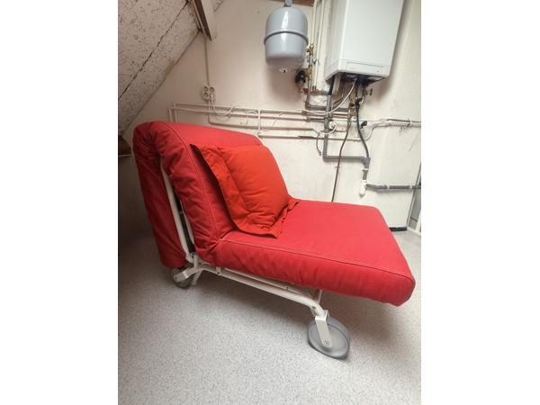 Rode eenpersoons stoelen / logeerbedden