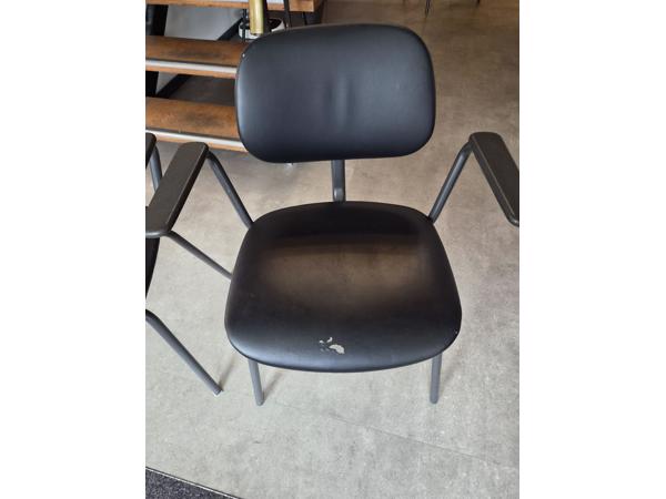 8 stoelen, lichte gebruikssporen