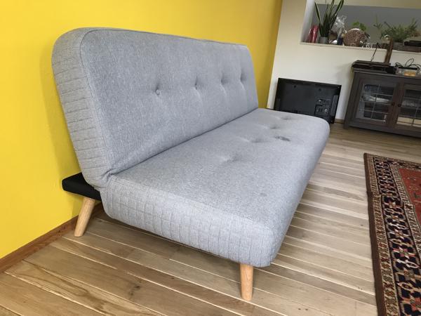 Jysk slaapbank: 192 cm (B) x 89 cm (H) x 92 cm (D).