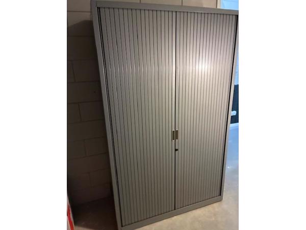 Grijze kantoorkast met schuifdeuren