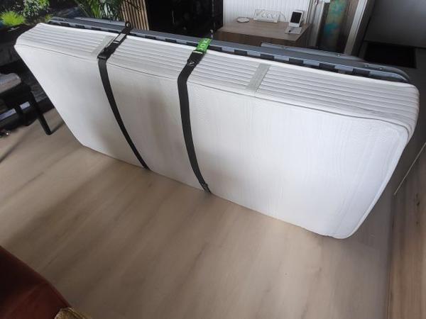 (BIJNA) GRATIS bed + goed matras +wieltjes, poten inklapbaar