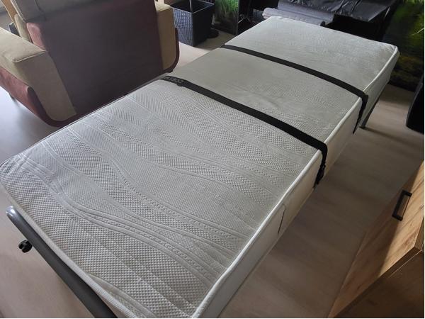 (BIJNA) GRATIS bed + goed matras +wieltjes, poten inklapbaar