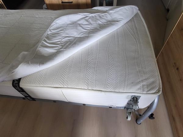 (BIJNA) GRATIS bed + goed matras +wieltjes, poten inklapbaar