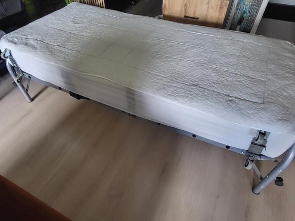 (BIJNA) GRATIS bed + goed matras +wieltjes, poten inklapbaar