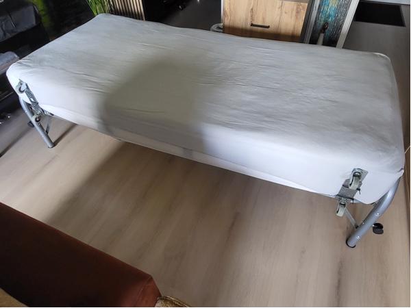 (BIJNA) GRATIS bed + goed matras +wieltjes, poten inklapbaar