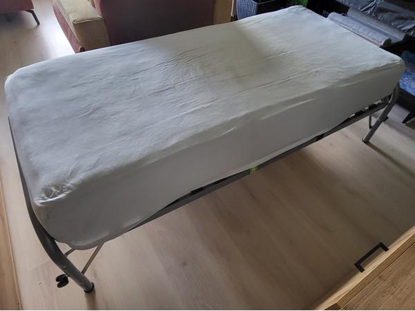 (BIJNA) GRATIS bed + goed matras +wieltjes, poten inklapbaar