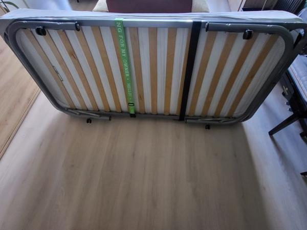(BIJNA) GRATIS bed + goed matras +wieltjes, poten inklapbaar