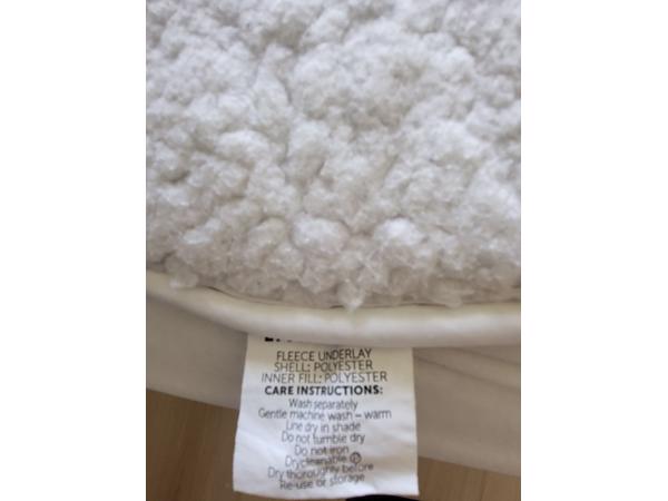 (BIJNA) GRATIS bed + goed matras +wieltjes, poten inklapbaar