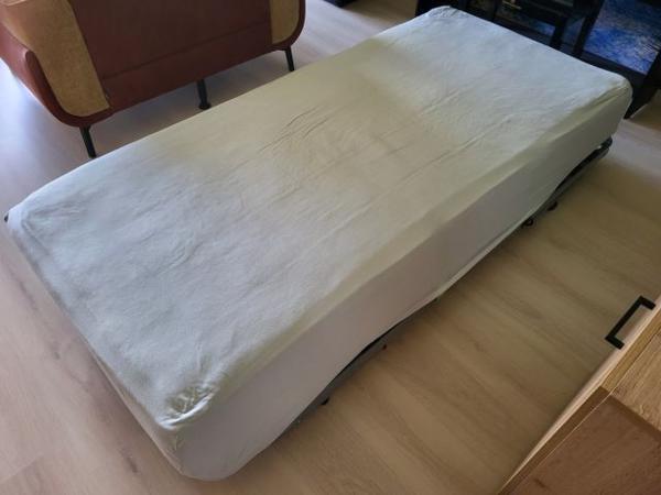 (BIJNA) GRATIS bed + goed matras +wieltjes, poten inklapbaar