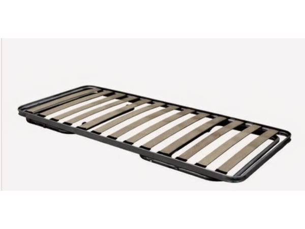 (BIJNA) GRATIS bed + goed matras +wieltjes, poten inklapbaar