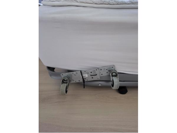 (BIJNA) GRATIS bed + goed matras +wieltjes, poten inklapbaar