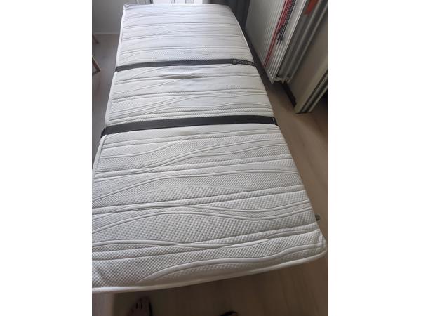 (BIJNA) GRATIS bed + goed matras +wieltjes, poten inklapbaar
