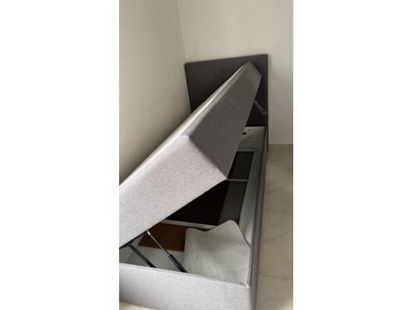 Eenpersoons bed met opbergruimte