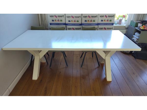 Grote witte tafel met x-poten (220 x 100)