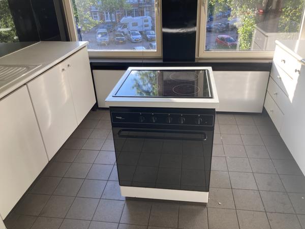 Keuken inclusief koelkast, vaatwasser en inductieplaat