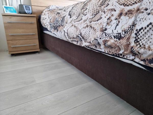 Boxspring Melissa 180x210 cm + Achterwand + 2 Nachtkastjes