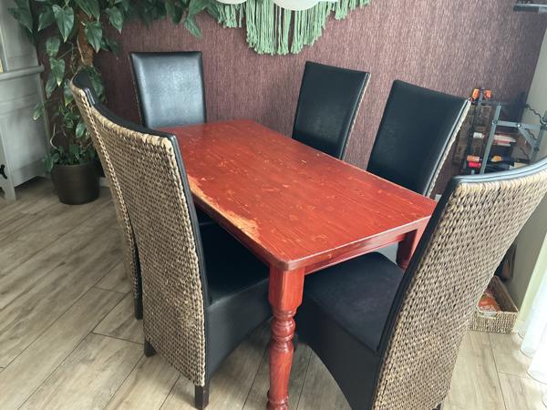 Gebruikte eethoek met 6 leuke stoelen