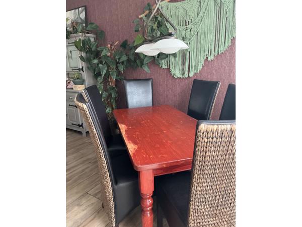 Gebruikte eethoek met 6 leuke stoelen