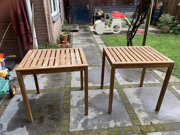 Twee tuintafels