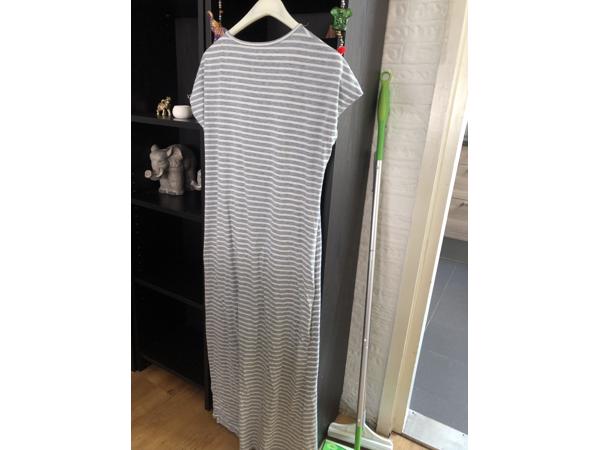 Zomerse lange jurk met split en korte mouwen