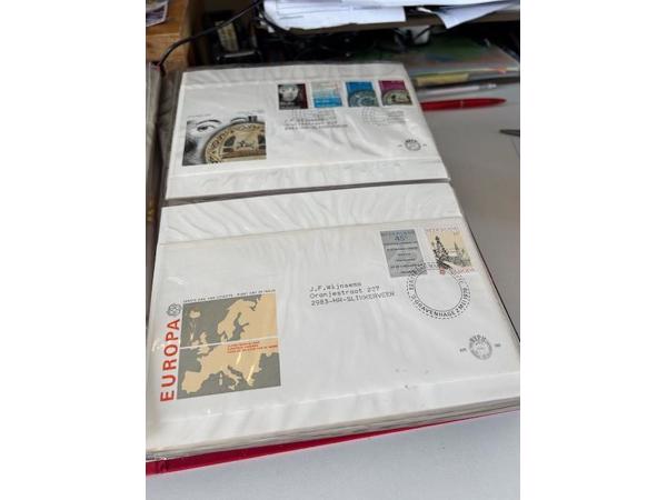 11 albums met 1 ste daguitgiftes van postzegels uit allerlei landen, voornamelijk van allerlei sporten