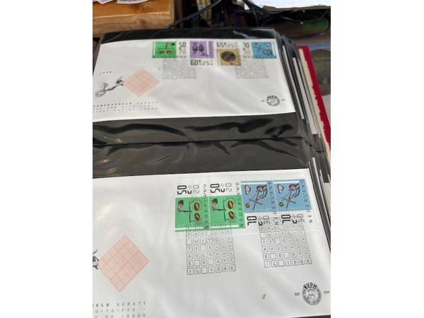 11 albums met 1 ste daguitgiftes van postzegels uit allerlei landen, voornamelijk van allerlei sporten