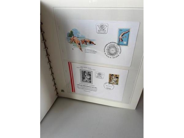 11 albums met 1 ste daguitgiftes van postzegels uit allerlei landen, voornamelijk van allerlei sporten
