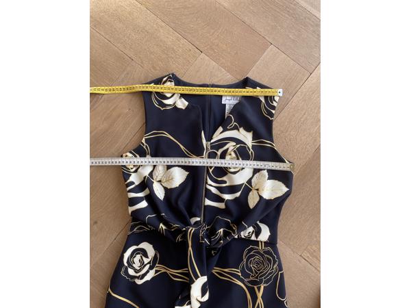 Blauwe jumpsuit met wit/gouden bloemen van Joseph Ribkoff