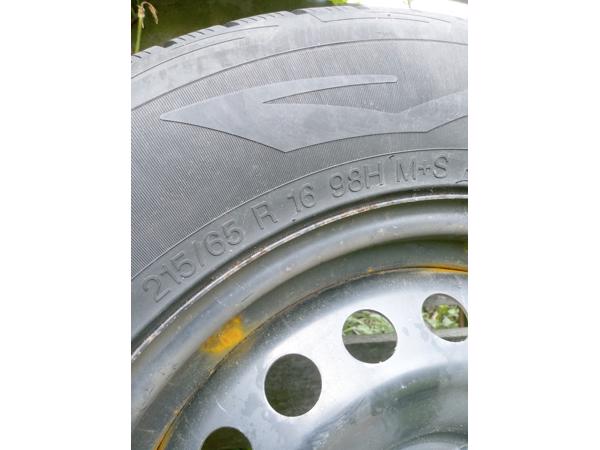 Twee reservewielen/winterbanden Vredestein 215/65 R16