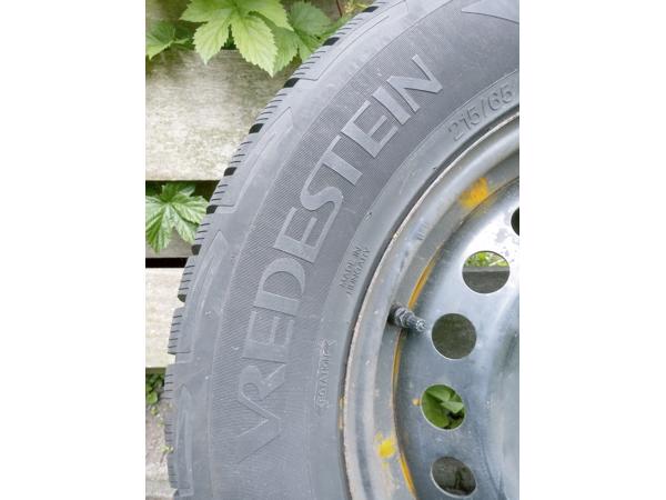 Twee reservewielen/winterbanden Vredestein 215/65 R16