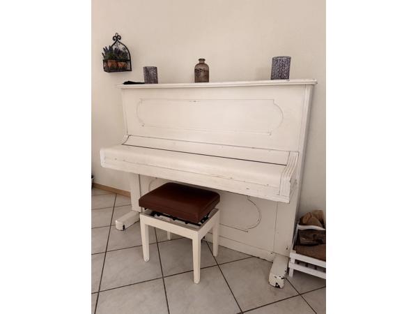 Mooie goed werkende witte piano