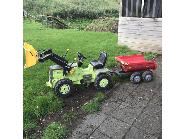 2 tractors met aanhanger