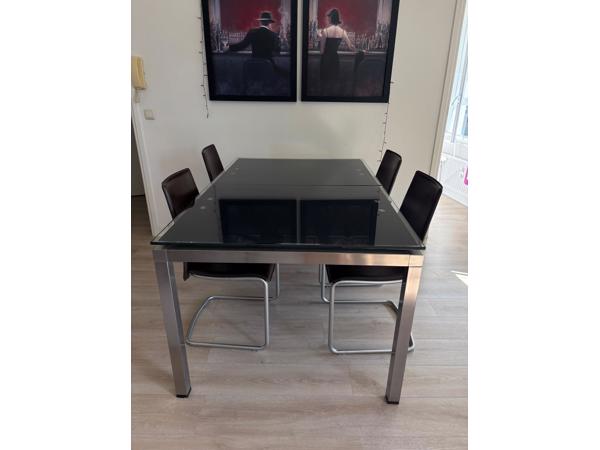 Eettafel van glas en RVS