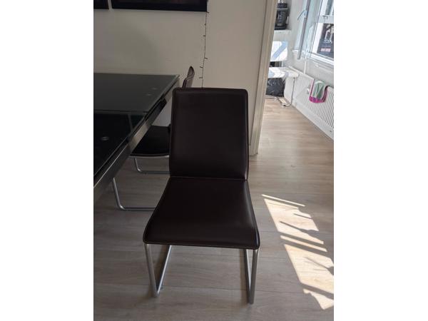 Eettafel van glas en RVS
